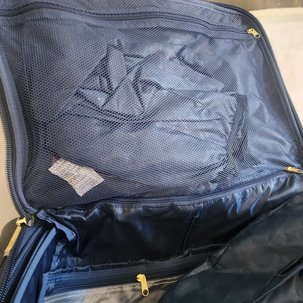 NWT.Navy Rolling Garment Bag with Gold Accents.No Tag